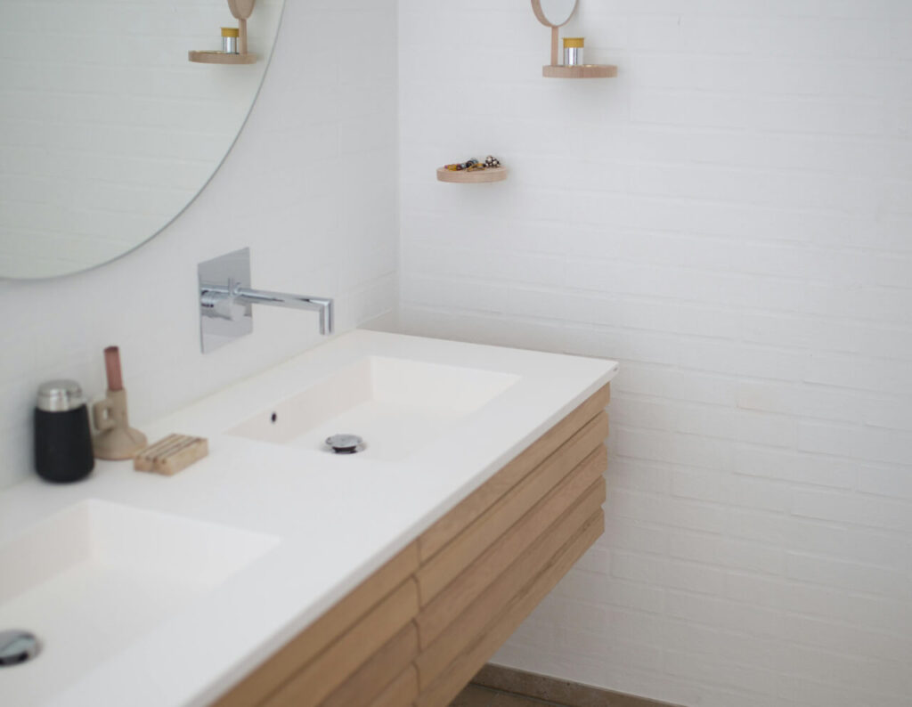 Modern bathroom with wall-hung vanity and minimalist design